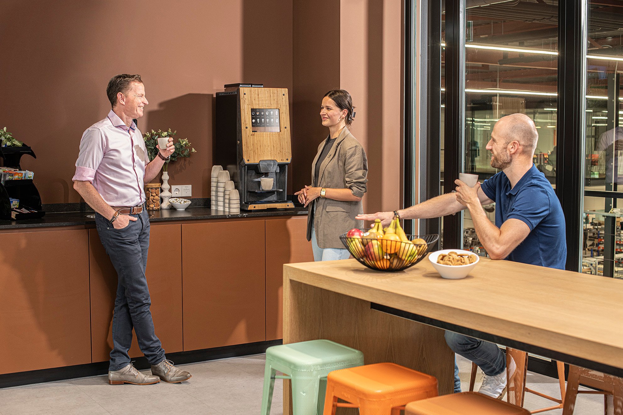 BLU-koffie-machine-met-mensen BLU-koffie-machine-met-mensen